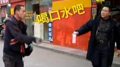 醉汉现编现唱Rap 看傻围观群众 警察也醉了。。。